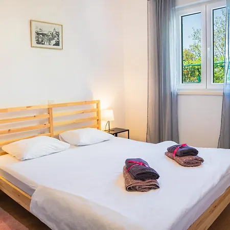 House Retina Пинезичи